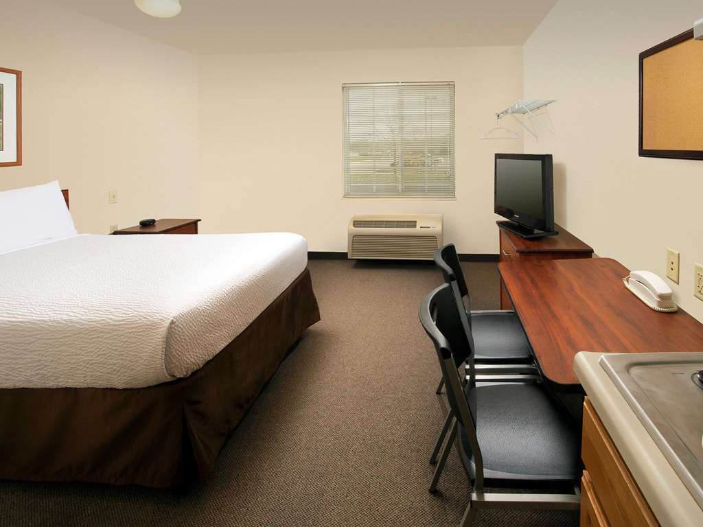 Woodspring Suites Evansville Room photo